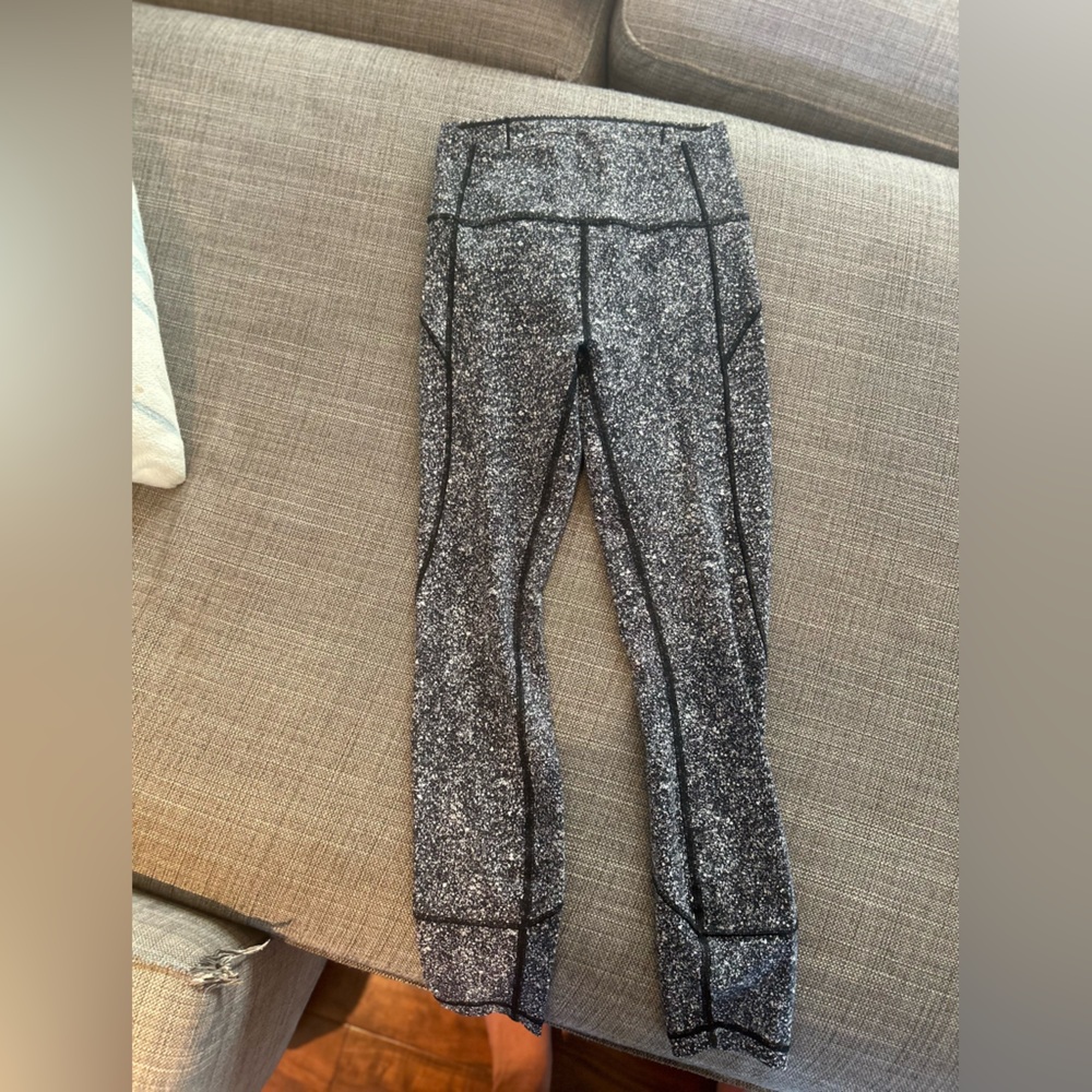 LULULEMON LEGGINGS SIZE 4